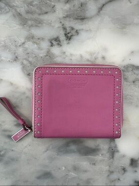 Coach White Circle -Trim Pink Leather Zip Wallet